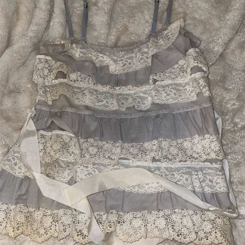 HOLLISTER Ruffles Ruffles Ruffles! An adorable tank size L - Picture 5 of 10